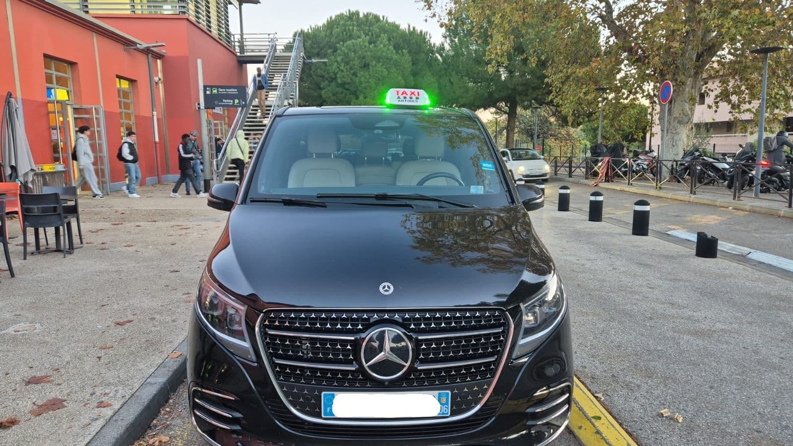 Taxi Antibes : Service Premium 24/7 pour Transferts Aéroport, Nice & Côte d'Azur (Guide 2025)