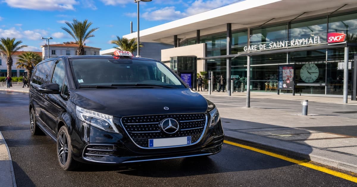 Mercedes V-Class taxi conventionné CPAM devant la gare SNCF de Saint-Raphaël – transport médical VSL est du Var