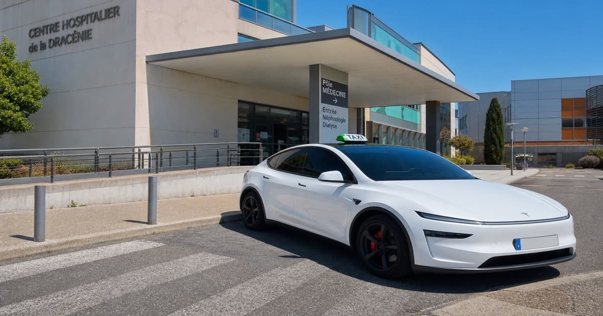 Tesla Model Y taxi conventionné CPAM devant le centre de dialyse du Var – transport dialyse CPAM